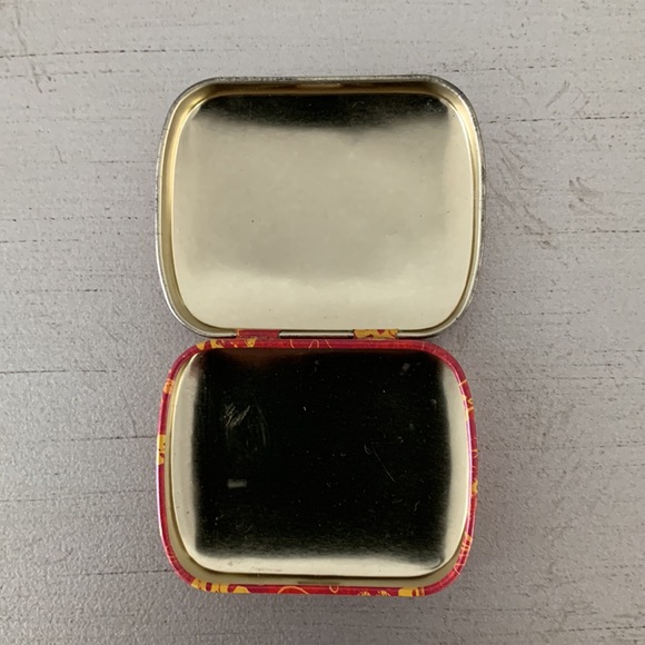 T Shirt with Mugs and Tin - Picture 7 of 7